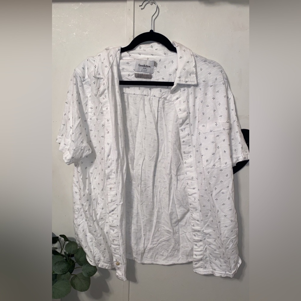 Men’s Goodfellow short sleeve button down light tshirt.